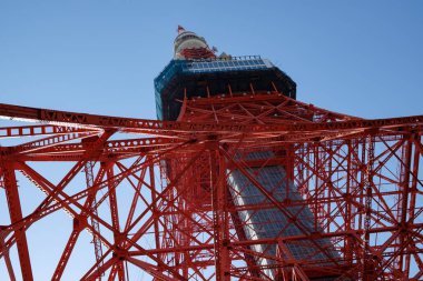 Tokyo, Japonya - 15 Şubat 2018: Tokyo tower Eiffel yineleme yapısı aşağıdan gündüz,
