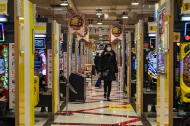 Tokyo, Japonya - 16 Şubat 2018: Shinjuku bölgesinde Pachinko salonda kadın yürüyen ve Japon oynayanlar
