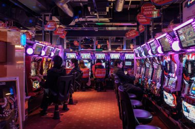 Tokyo, Japonya - 16 Şubat 2018: Shinjuku Pachinko salonunda Japon oynayanlar bölge geceleri