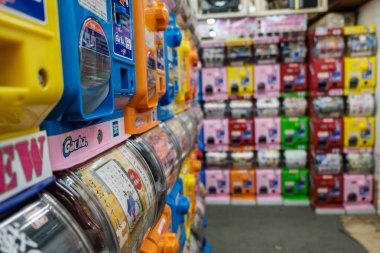 Tokyo, Japonya - 19 Şubat 2018: birçok Gashapon oyuncak satış makineleri mağaza Akihabara ilçe Tarih