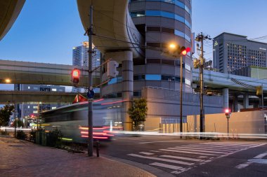 Tokyo, Japonya - 29 Ocak 2018: Osaka içinde bina kapısı geçer Umeda çıkışında otoyol offramp için önemli. Uzun pozlama düşük açılı mavi saatte vurdu.