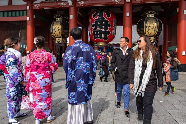 Tokyo Japão Fev 2018 Turistas Moradores Vestidos Com Quimonos Andando — Fotografia de Stock