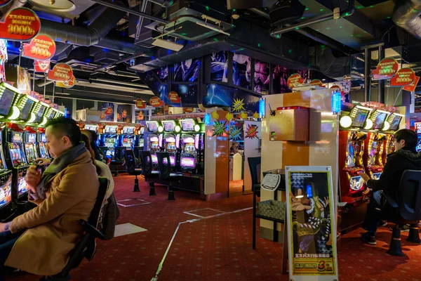 Tokyo Japan Februari 2018 Japanse Mensen Spelen Een Pachinko Salon Stockafbeelding