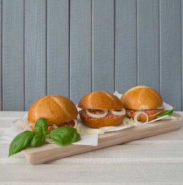 Ham kıyılmış domuz eti ile üç çörekler - mett, gri-beyaz ahşap arka plan üzerinde