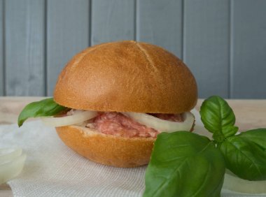 Ham kıyılmış domuz ile topuz - mett, gri bej ahşap arka plan üzerinde