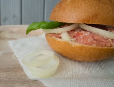 Ham kıyılmış domuz ile topuz - mett, gri bej ahşap arka plan üzerinde
