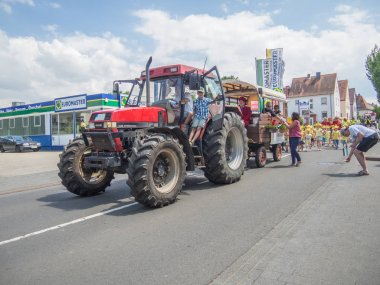 Kirchheimbolanden, Rheinland-Pfalz, Almanya-06 23 2019: bira festivali haftası sırasında Alman kasabasının sokaklarında tatil Parade