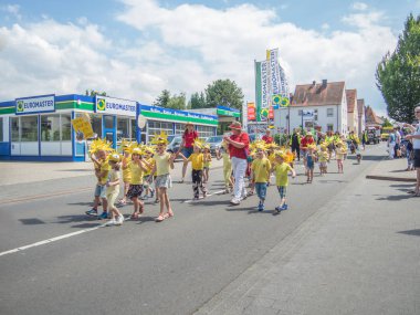 Kirchheimbolanden, Rheinland-Pfalz, Almanya-06 23 2019: bira festivali haftası sırasında Alman kasabasının sokaklarında tatil Parade