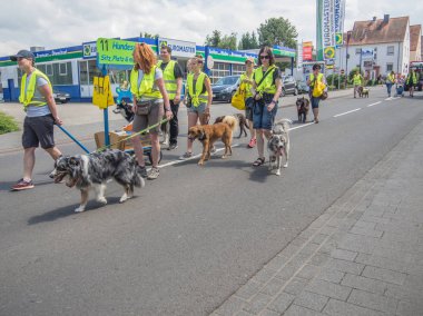 Kirchheimbolanden, Rheinland-Pfalz, Almanya-06 23 2019: bira festivali haftası sırasında Alman kasabasının sokaklarında tatil Parade