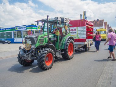 Kirchheimbolanden, Rheinland-Pfalz, Almanya-06 23 2019: bira festivali haftası sırasında Alman kasabasının sokaklarında tatil Parade