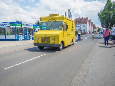 Kirchheimbolanden, Rheinland-Pfalz, Almanya-06 23 2019: bira festivali haftası sırasında Alman kasabasının sokaklarında tatil Parade