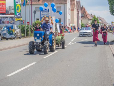 Kirchheimbolanden, Rheinland-Pfalz, Almanya-06 23 2019: bira festivali haftası sırasında Alman kasabasının sokaklarında tatil Parade
