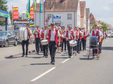 Kirchheimbolanden, Rheinland-Pfalz, Almanya-06 23 2019: bira festivali haftası sırasında Alman kasabasının sokaklarında tatil Parade