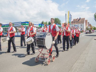 Kirchheimbolanden, Rheinland-Pfalz, Almanya-06 23 2019: bira festivali haftası sırasında Alman kasabasının sokaklarında tatil Parade