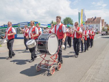 Kirchheimbolanden, Rheinland-Pfalz, Almanya-06 23 2019: bira festivali haftası sırasında Alman kasabasının sokaklarında tatil Parade