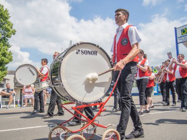 Kirchheimbolanden, Rheinland-Pfalz, Almanya-06 23 2019: bira festivali haftası sırasında Alman kasabasının sokaklarında tatil Parade