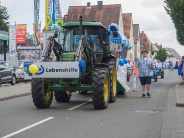 Kirchheimbolanden,Rheinland-Pfalz, Almanya-06 23 2019: Bira Festivali haftasında Alman kasabasısokaklarında tatil geçit töreni