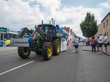Kirchheimbolanden,Rheinland-Pfalz, Almanya-06 23 2019: Bira Festivali haftasında Alman kasabasısokaklarında tatil geçit töreni