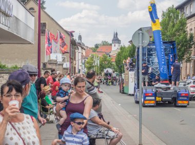Kirchheimbolanden, Rheinland-Pfalz, Almanya-06 23 2019: bira haftası sırasında Alman kasabasında geçit töreni bekliyor