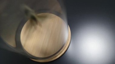 Yakalanan beyaz kelebek uçan ve cam kavanozcam duvara karşı atıyor. Çabanın yararsızlığı kavramı