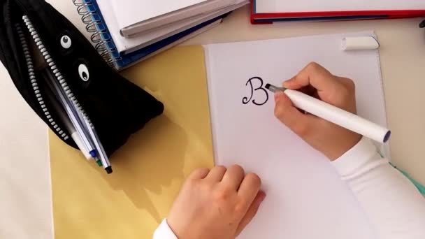 Τα χέρια γράφουν σε ένα λευκό χαρτί πίσω στο σχολείο. Time-lapse — Αρχείο Βίντεο