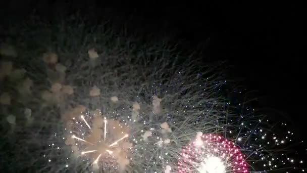 Fuegos artificiales multicolores en el cielo nocturno sobre la ciudad alemana en honor al día de la ciudad — Vídeos de Stock