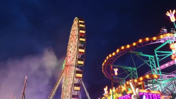 Girando roda gigante e outros carrosséis à noite na cidade alemã de Bad Durkheim durante o maior festival de vinhos do mundo Wurstmarkt — Vídeo de Stock