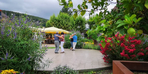 2 pares de pensionistas mayores bailan salsa en pista de baile resort en Alemania — Foto de Stock