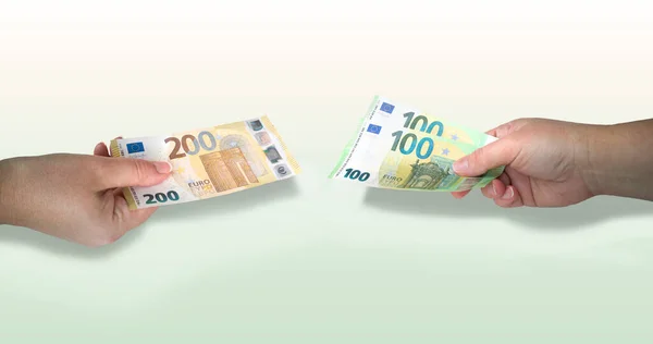 200ユーロ札と100ユーロ札をライトグラデーションの背景に2枚の手の閉鎖 同等のお金や通貨交換の概念 水平バナー コピースペース — ストック写真