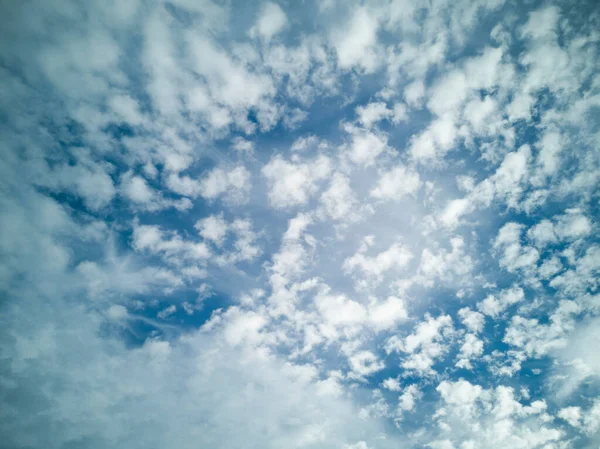 Wide Blue Summer Sky White Cirrus Cumulus Layered Air Clouds — Stock Photo, Image