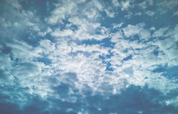 Wide Blue Summer Sky Light Dark Gradient Cirrus Cumulus Layered — Stock Photo, Image
