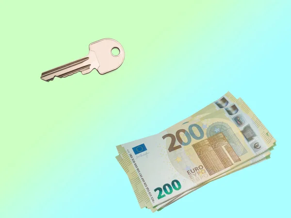 2020年の新しい200ユーロ紙幣の束と青緑色の背景に斜めに配置されたスチールグレーキーの閉鎖 不動産市場のためのアパートや家の購入や賃貸の概念 — ストック写真