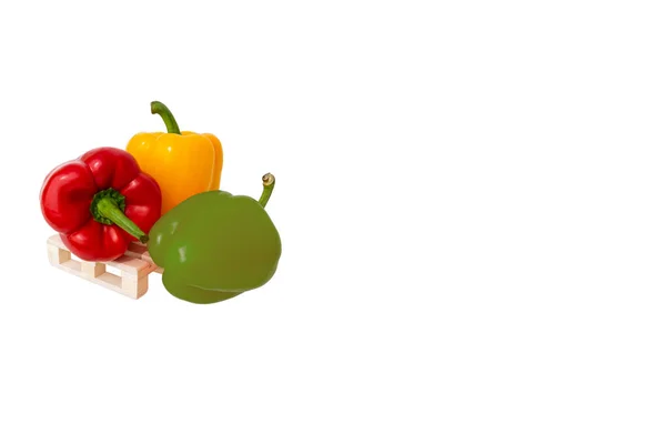 Nahaufnahme Von Drei Frischen Paprika Steht Auf Hölzernen Mini Palette — Stockfoto