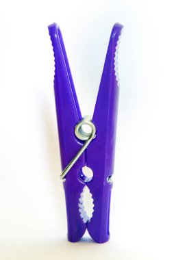 Beyaz bir arka plan üzerinde mor plastik clothespins dönüştürün.