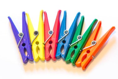 pinza color aislado sobre fondo blanco