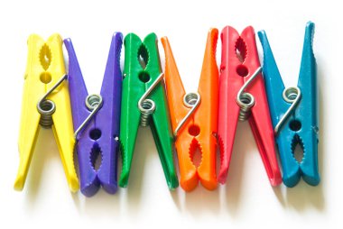 pinza color aislado sobre fondo blanco