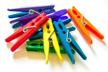 pinza color aislado sobre fondo blanco