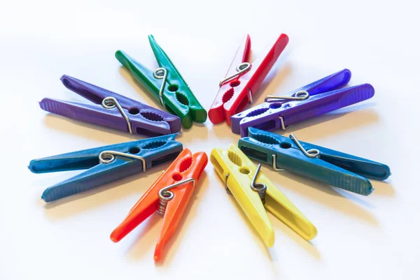 pinza color aislado sobre fondo blanco