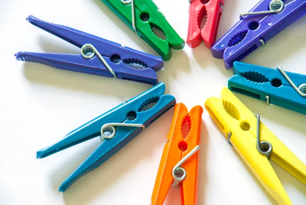 pinza color aislado sobre fondo blanco