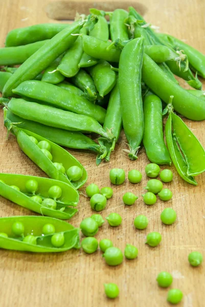 Des Gousses Fraîches Pois Verts Doux Dans Panier Sur Une — Photo