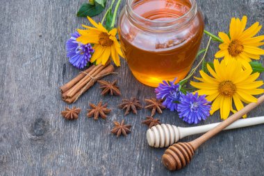 Antika ahşap zemin üzerine bal kaşıkla kavanoza tatlım