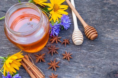 Antika ahşap zemin üzerine bal kaşıkla kavanoza tatlım