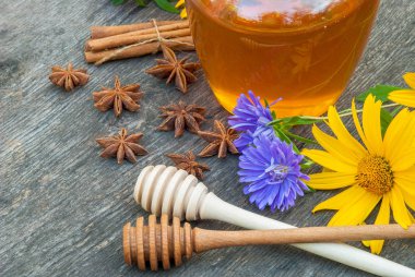 Antika ahşap zemin üzerine bal kaşıkla kavanoza tatlım