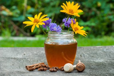 Antika ahşap zemin üzerine bal kaşıkla kavanoza tatlım