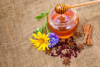 Antika ahşap zemin üzerine bal kaşıkla kavanoza tatlım