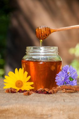 Masanın üzerine kavanoz bal damla.