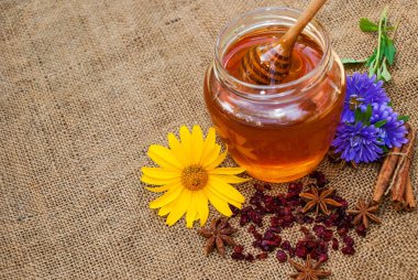 Antika ahşap zemin üzerine bal kaşıkla kavanoza tatlım