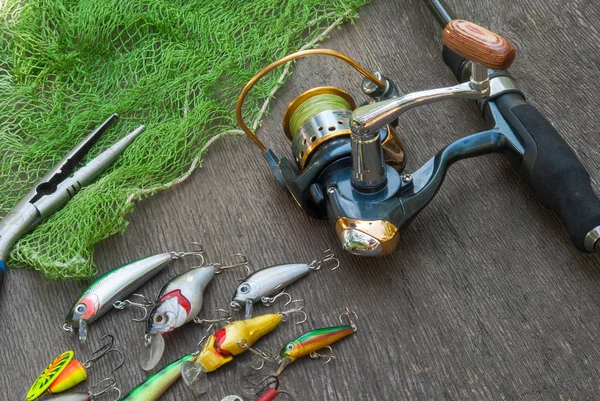 Aparejos Pesca Pesca Spinning Anzuelos Señuelos Sobre Fondo Madera Oscurecido — Foto de Stock