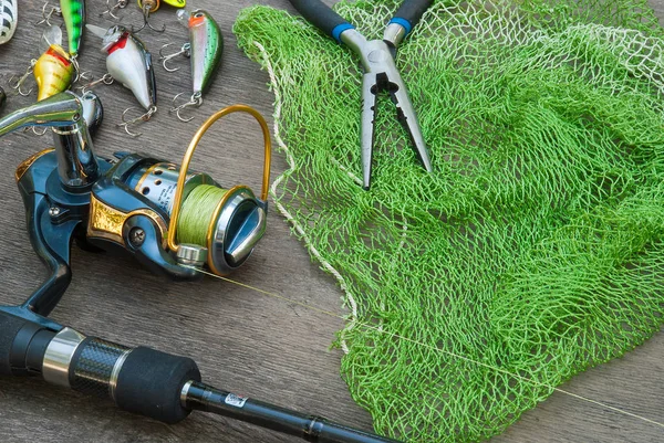 Aparejos Pesca Pesca Spinning Anzuelos Señuelos Sobre Fondo Madera Oscurecido —  Fotos de Stock