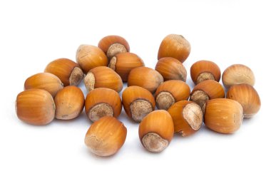 Beyaz arka plan üzerinde izole fındık yığın. Üstten Görünüm